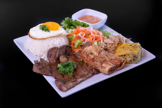 T3 The Works Broken Rice Plate | COM SUON NUONG, TAU HU KY, CHA, TRUNG CHIEN.